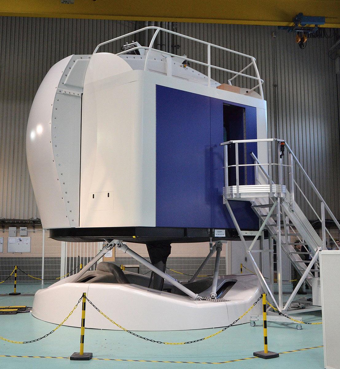 Full flight simulator with EC 135 helicopter cockpit (Thales